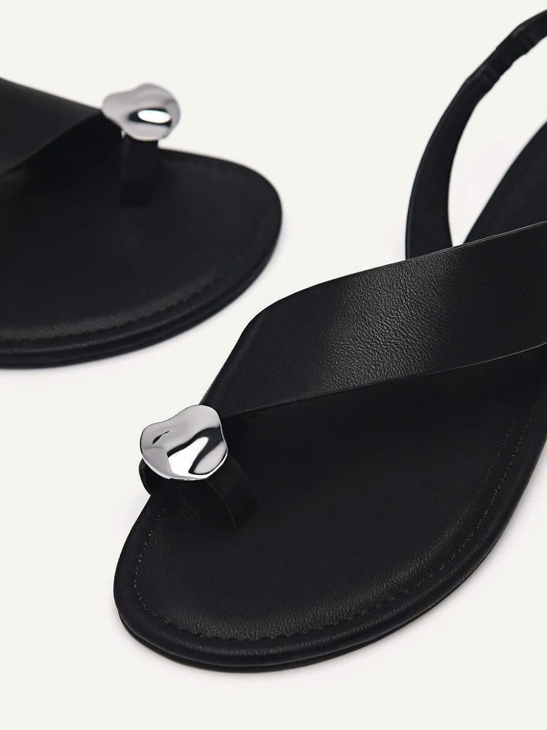 Demi Toe Loop Sandals<PEDRO
