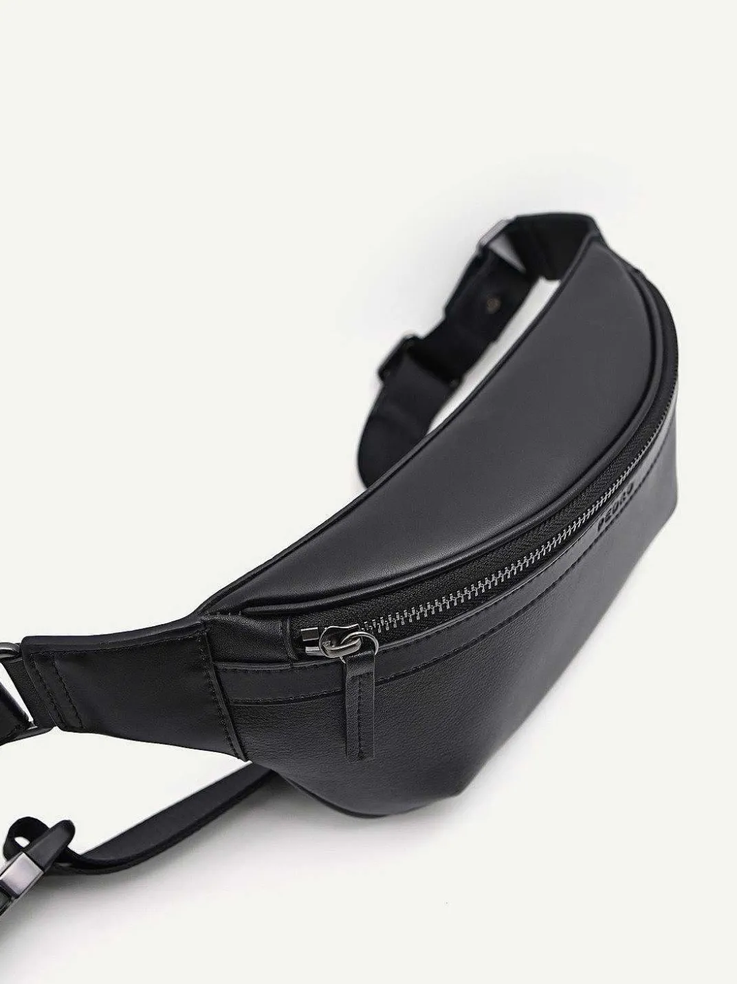 Monochrome Sling Pouch<PEDRO Online